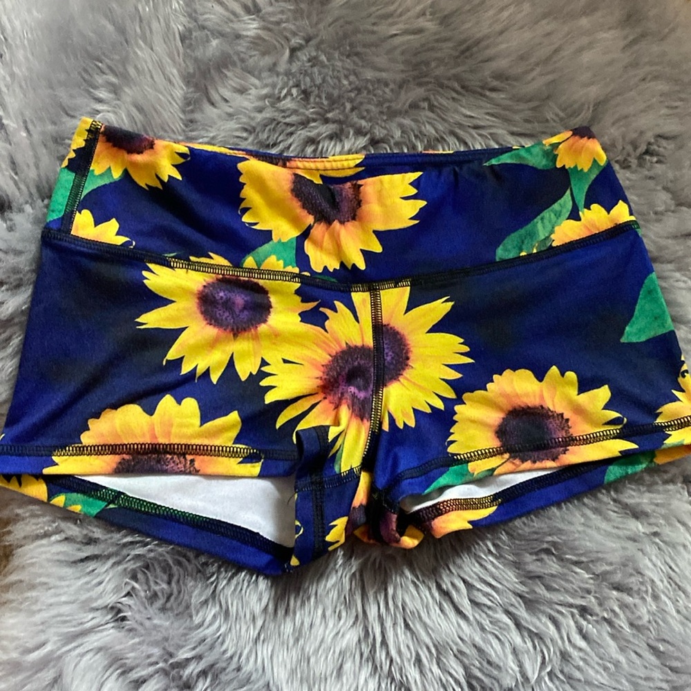 Fleo Sunflower Glow gym shorts